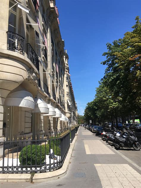 avenue montaigne paris address.